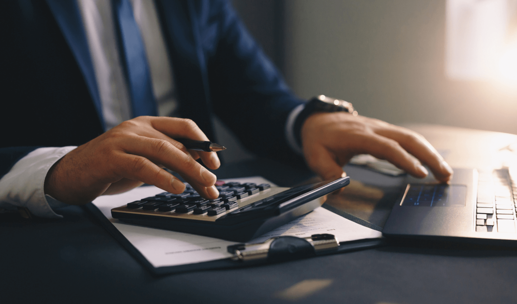 hero background on Servicios de Contabilidad y Teneduría de Libros;